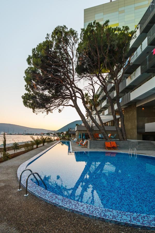 Carine Hotel Park Bijela Exterior foto